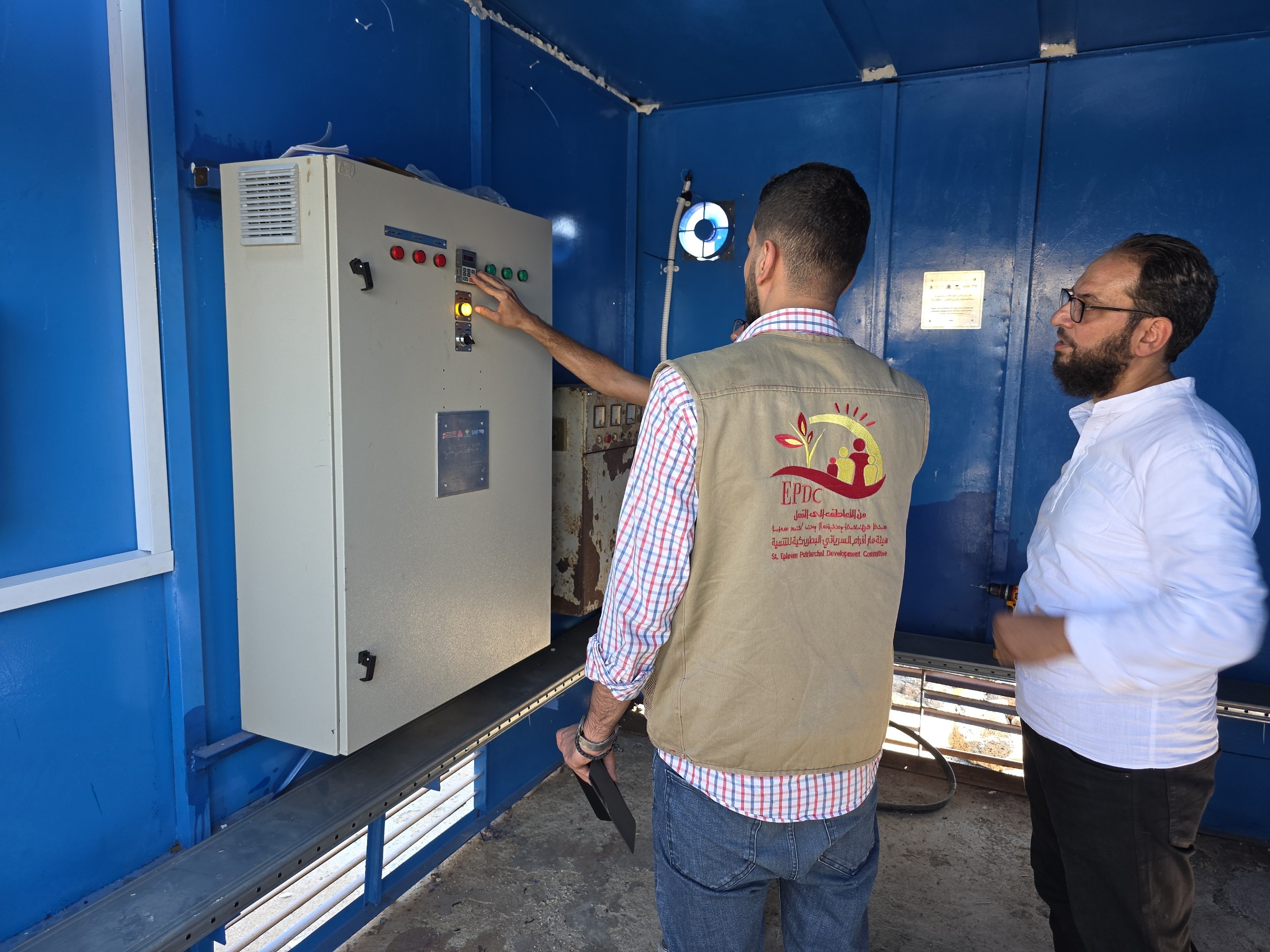 مهندسون وفنيون يختبرون لوحة التحكم الكهربائية المتقدمة الخاصة بتشغيل محطة الضخ